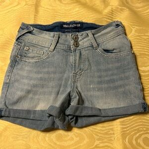 Wall Flower 🌸 short
